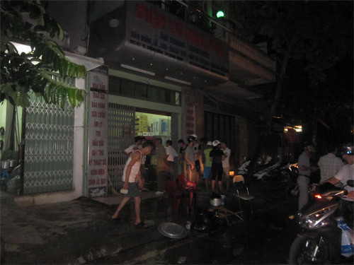 Những người hàng xóm quét, rửa axit tại nhà anh Tuấn.