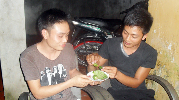 Anh Nguyễn Đình Vị (trái) là một trong những người ở thôn Trung - Cao Viên chọn cách ăn trầu để bỏ thuốc lá.