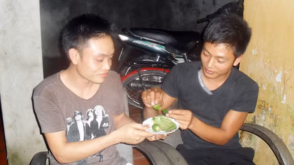 Anh Nguyễn Đình Vị (trái) là một trong những người ở thôn Trung - Cao Viên chọn cách ăn trầu để bỏ thuốc lá.