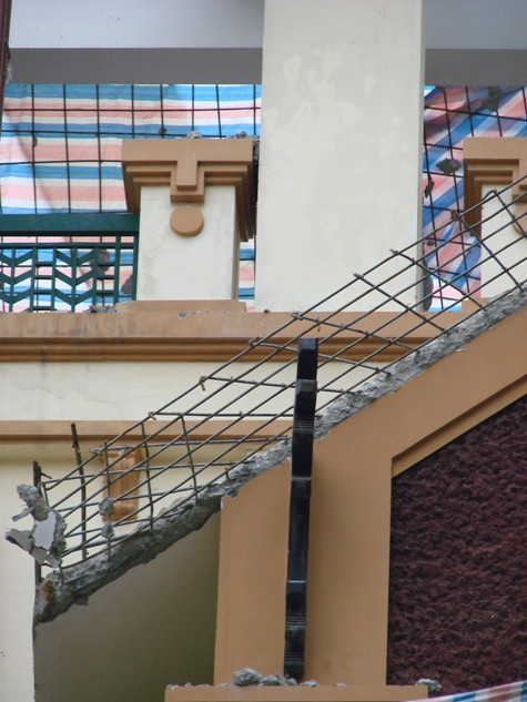 Nhìn từ dưới chỉ thấy những dàn giáo bắc vút lên trên để phục vụ việc phá dỡ căn nhà