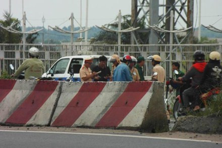 Tổ CSGT làm nhiệm vụ trên xa lộ Hà Nội (TP.HCM) quyết liệt xử lý xe vi phạm.