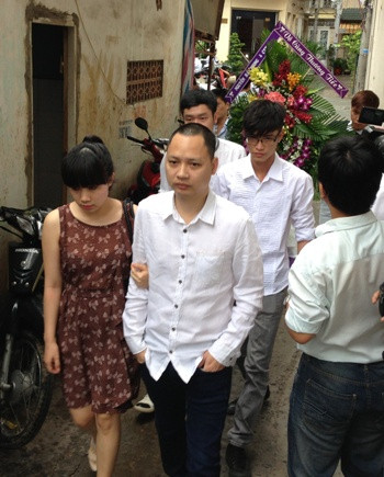 Nhà sản xuất- nhạc sĩ Nguyễn Hải Phong cùng nhiều đồng nghiệp đến viếng Wanbi Tuấn Anh.