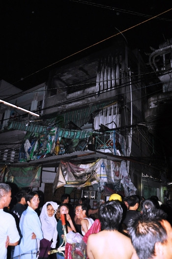 Rất đông người dân và tiểu thương lo sợ cháy lan gây thiệt hại.