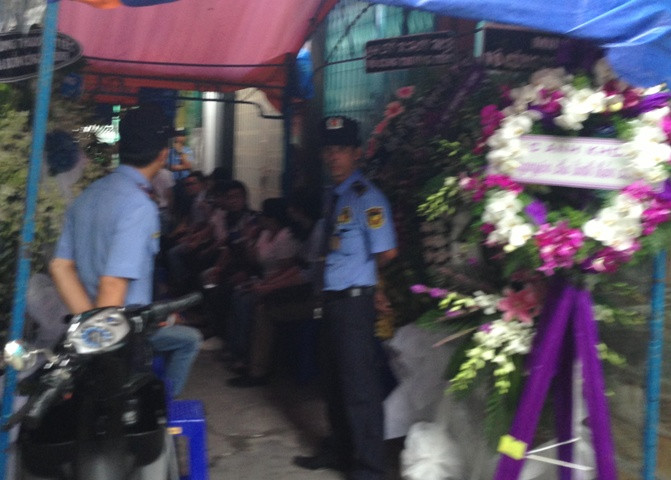 Tất cả phóng viên không được tác nghiệp tại đám tang và có lực lượng vệ sĩ chuyên nghiệp giám sát chặt chẽ