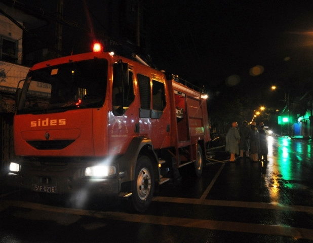 Lực lượng Cảnh sát PCCC quận 3 đã điều 6 xe chữa cháy đến hiện trường và khống chế đám cháy.