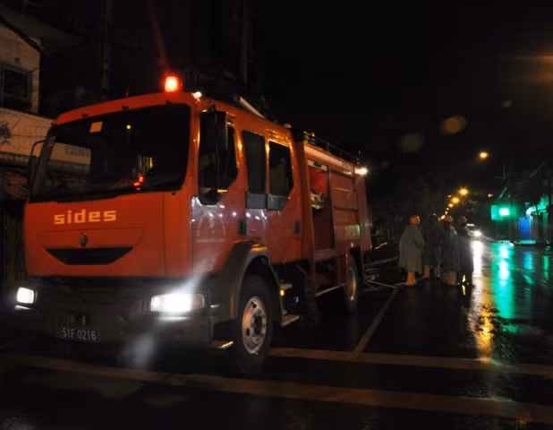 Lực lượng Cảnh sát PCCC quận 3 đã điều 6 xe chữa cháy đến hiện trường và khống chế đám cháy.