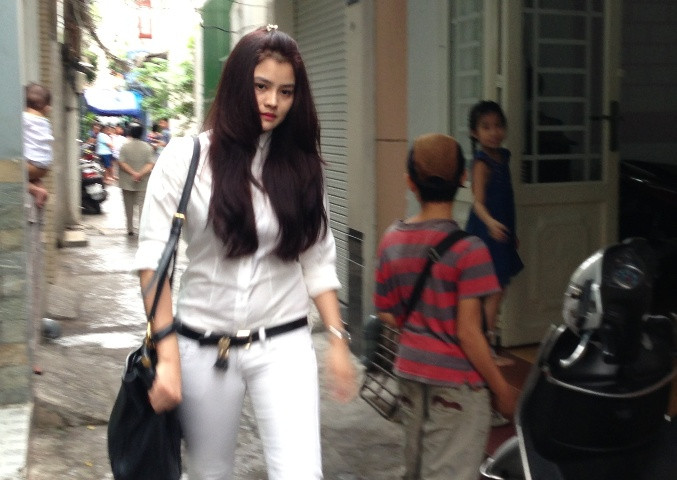 Từ 9h ngày 22/7, khi lễ viếng ca sĩ Wanbi bắt đầu, có rất đông phóng viên, báo đài đến tác nghiệp, đưa tin. Trong ảnh là nữ diễn viên - người mẫu Vũ Thu Phương đến viếng Tuấn Anh.