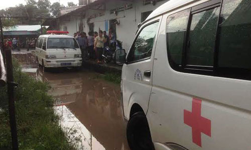 Xe cứu thương đang chờ sẵn đưa thi thể 2 nạn nhân về nhà xác bệnh viện để CQĐT tiếp tục làm thủ tục pháp y.