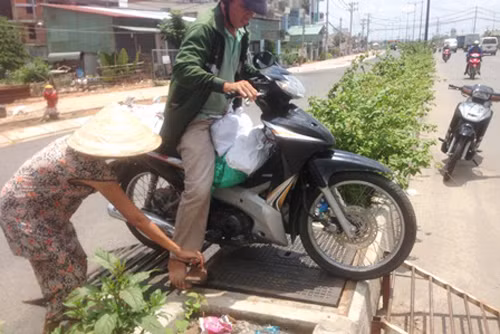 Ông Minh Tuấn, chủ trại cá gần đình Bình Chánh than thở: “Từ sáng đến chiều, người dân đi làm, đi công chuyện hoặc con cái chúng tôi đi học… ở khu trung tâm quận Thủ Đức phải chạy xe xuống tận ngã 3 trại cá sấu Hoa Cà rồi chạy ngược lên đường Kha Vạn Cân xa nhiều km. Đó là chưa kể, những lúc giờ cao điểm cùng lúc tàu hỏa chạy qua thì thảm cảnh kẹt xe khiến ai cũng khổ sở”.