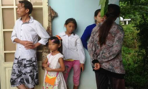 2 cháu Dung và Nguyên (giữa) kinh hoàng khi chứng kiến cha giết người rồi tự sát.