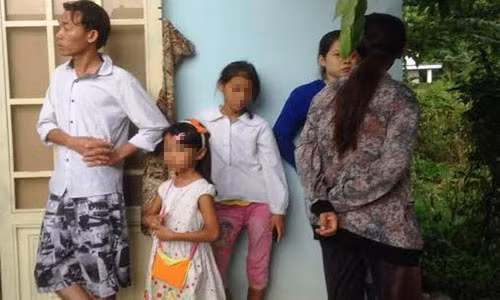 2 cháu Dung và Nguyên (giữa) kinh hoàng khi chứng kiến cha giết người rồi tự sát.