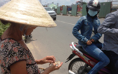 “Nhiều chủ xe máy thấy đường đẹp, lại sợ ùn tắc ở Kha Vạn Cân nên có ý định đi qua tuyến đường vừa thi công xong nhưng chưa thông xe này. Tuy nhiên, chạy gần đến cầu Gò Dưa thì họ bị hàng rào đóng chặt buộc phải quay lại. Nhiều người ngại đi xa nên “vui vẻ” bỏ ra 2.000 đồng chạy qua vỉ sắt của tôi”, bà Ba, người làm cầu sắt thu phí chia sẻ.