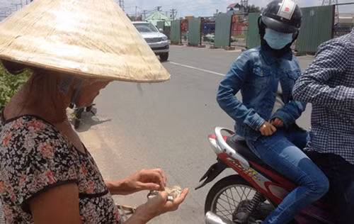 “Nhiều chủ xe máy thấy đường đẹp, lại sợ ùn tắc ở Kha Vạn Cân nên có ý định đi qua tuyến đường vừa thi công xong nhưng chưa thông xe này. Tuy nhiên, chạy gần đến cầu Gò Dưa thì họ bị hàng rào đóng chặt buộc phải quay lại. Nhiều người ngại đi xa nên “vui vẻ” bỏ ra 2.000 đồng chạy qua vỉ sắt của tôi”, bà Ba, người làm cầu sắt thu phí chia sẻ.