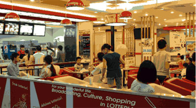 Khu ẩm thực và các gian hàng.