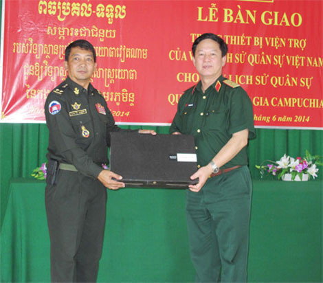 Thiếu tướng Vũ Quang Đạo bàn giao trang bị viện trợ cho Trung tướng Pin-sét-thon.
