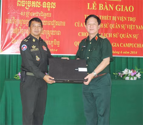 Thiếu tướng Vũ Quang Đạo bàn giao trang bị viện trợ cho Trung tướng Pin-sét-thon.