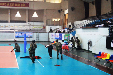 Các chiến sĩ đặc công khống chế quân khủng bố và kêu gọi những tên còn lại đầu hàng.