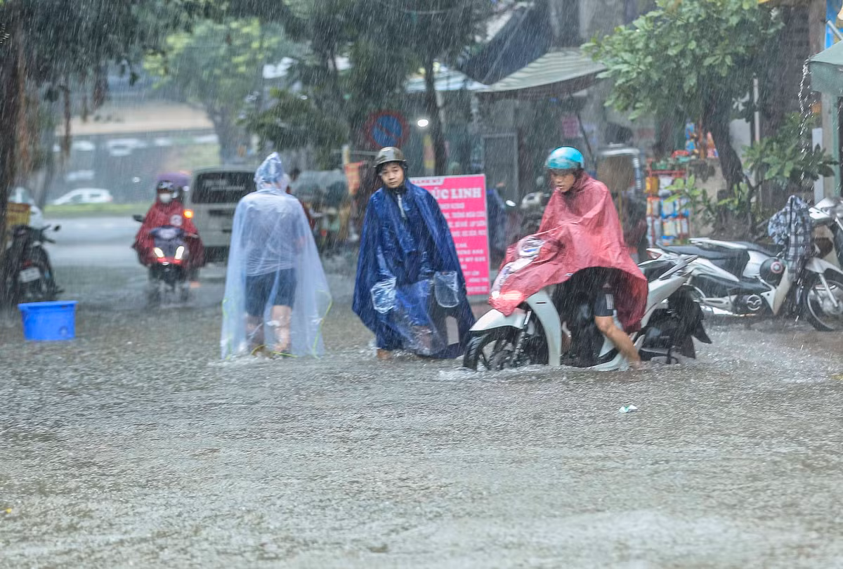 Đáng chú ý, đợt mưa này sẽ gây ngập úng cho nhiều tuyến phố nội thành với độ sâu phổ biến từ 15-30 cm, một số tuyến phố có khả năng ngập sâu hơn với độ sâu từ 30-40 cm. Các phương tiện tham gia giao thông trên các tuyến phố ngập sẽ bị ảnh hưởng, khó khăn khi di chuyển có thể gây tắc nghẽn cục bộ..