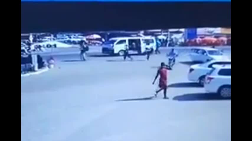 Video: Mất lái, xe tải lật nghiêng đè trúng loạt ô tô và xe máy Video: Mat lai, xe tai lat nghieng de trung loat o to va xe may