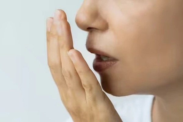 3 dau hieu trong mieng co the canh bao ung thu, phai di kham-Hinh-2