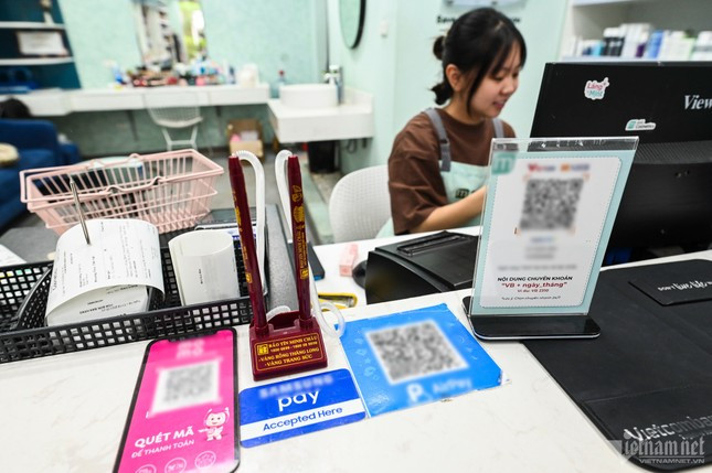 Loại hình thanh toán nhanh được áp dụng tại rất nhiều cửa hàng ở Hà Nội trong thời gian gần đây. Một số nơi còn giảm giá cho khách khi thanh toán bằng các ứng dụng để kích thích nhu cầu sử dụng công nghệ.