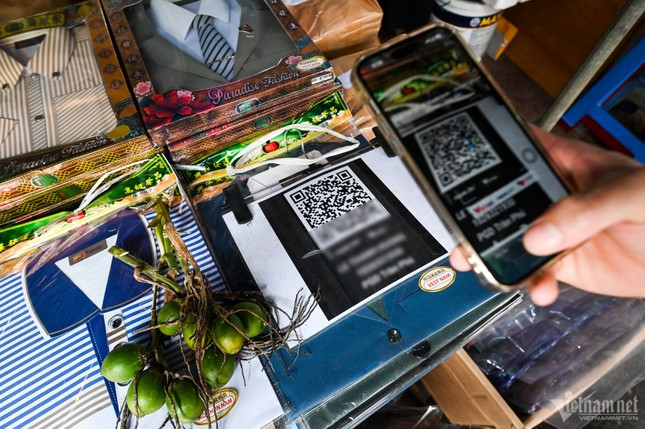 Nhiều người khi ra ngoài thường lười và ngại tìm cây rút tiền tự động, đồng thời nhiều đơn vị kinh doanh cũng sẵn sàng cho khách thanh toán qua tài khoản ngân hàng, là lý do thời gian gần đây việc sử dụng mã QR ngày càng phổ biến.