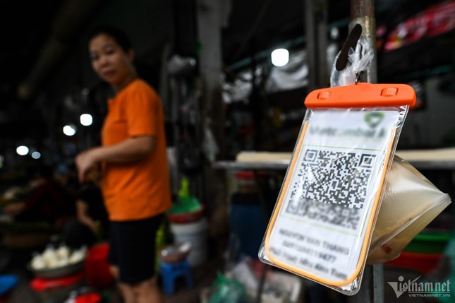 Ứng dụng của các ngân hàng hiện nay giúp mọi người tự động tạo mã QR cho tài khoản cá nhân rất dễ dàng. Vì vậy việc in và dán một mã thanh toán tại quầy rất đơn giản.