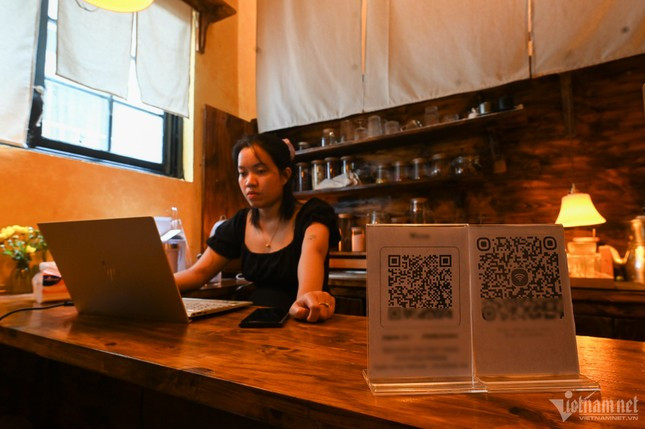 Chị Việt Hoài, chủ một quán cà phê tại phố Vạn Bảo (Ba Đình) cho biết: "Có ngày 100% khách đều quét mã để thanh toán. Có bạn còn chuyển dư để lấy 5.000 đồng gửi xe vì không mang theo tiền lẻ. Tôi thấy việc dùng ứng dụng trên điện thoại để thanh toán ngày nay như một thói quen vậy".
