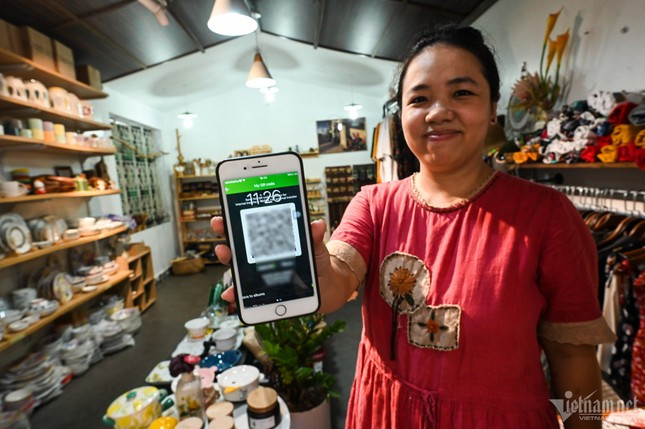 Chị Như Ngọc, chủ một tiệm quần áo, gốm sứ cho biết, khách đến cửa hàng hiện nay 90% đều thực hiện chuyển khoản. "Tôi rất hiếm khi phải dùng tới tiền mặt, rất tiện lợi. Bản thân tôi cũng ít khi để nhiều tiền trong người khi ra ngoài, thường chỉ để trong ví 200.000 đồng để đổ xăng hoặc phòng trường hợp bất ngờ cần dùng", chị Ngọc nói.
