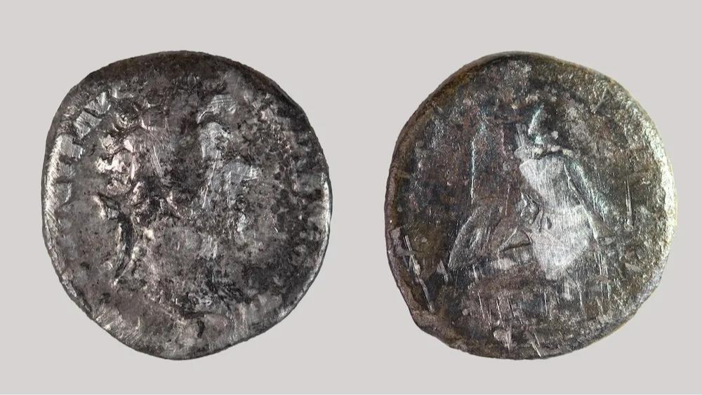 Nghich cat, be 8 tuoi tim duoc co vat La Ma 1.800 nam