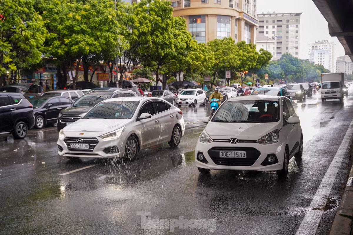 Nước từ vành đai 3 chảy xuống đường Nguyễn Xiển làm cản trở tầm nhìn của các tài xế, gây mất an toàn cho các phương tiện khi tham gia giao thông. Theo Trung tâm Dự báo khí tượng thủy văn Quốc gia, từ ngày 20 - 21/8, miền Bắc có mưa rào và dông rải rác, cục bộ có mưa to. Từ ngày 22 - 24/8, miền Bắc gia tăng mưa, nhiều nơi xuất hiện mưa rất to. Khu vực Hà Nội nhiều mây, ngày có mưa vừa, mưa to và dông; đêm có mưa rào và dông, cục bộ có mưa to. Gió nhẹ. Trong mưa dông có khả năng xảy ra lốc, sét và gió giật mạnh.