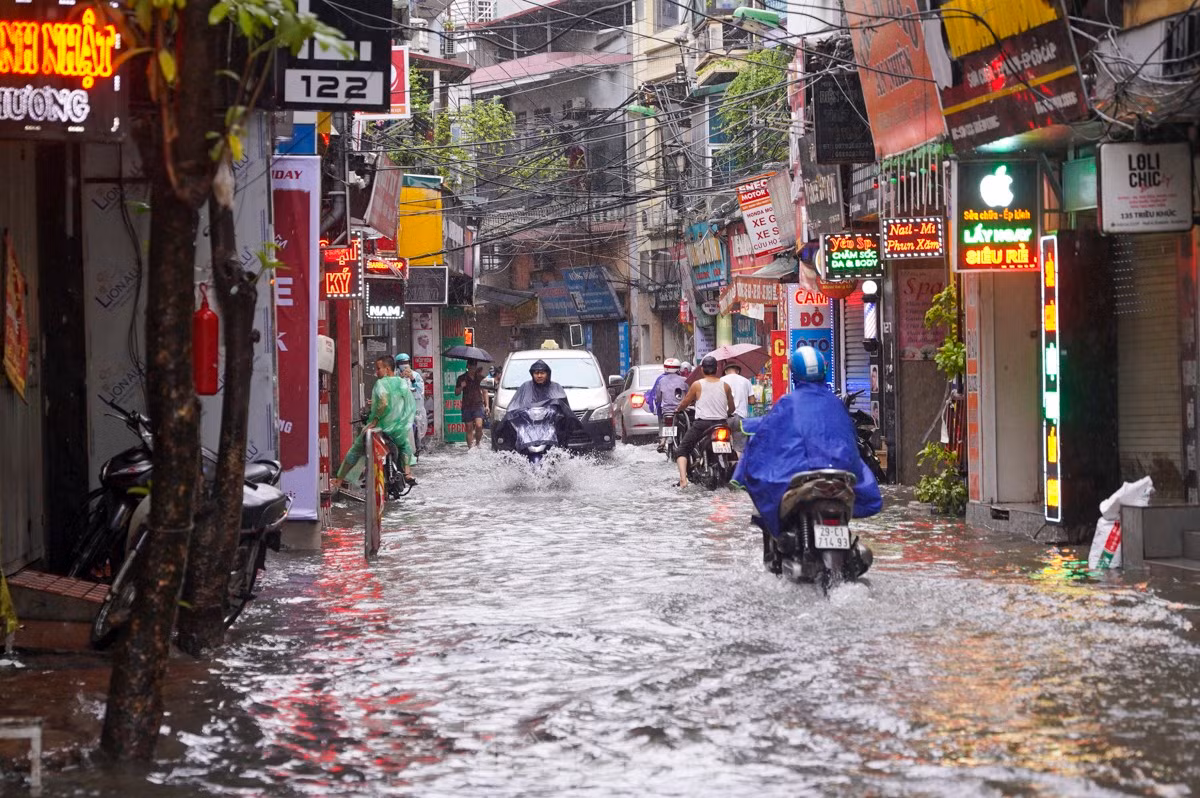 Sáng 20/8, cơn mưa lớn kéo dài tại nhiều quận, huyện của thủ đô Hà Nội. Theo ứng dụng quan trắc tự động của Công ty Thoát nước Hà Nội, lượng mưa đo được lúc 11h30 là 115mm tại huyện Đông Anh, quận Cầu Giấy là 85mm, quận Tây Hồ là 93mm.