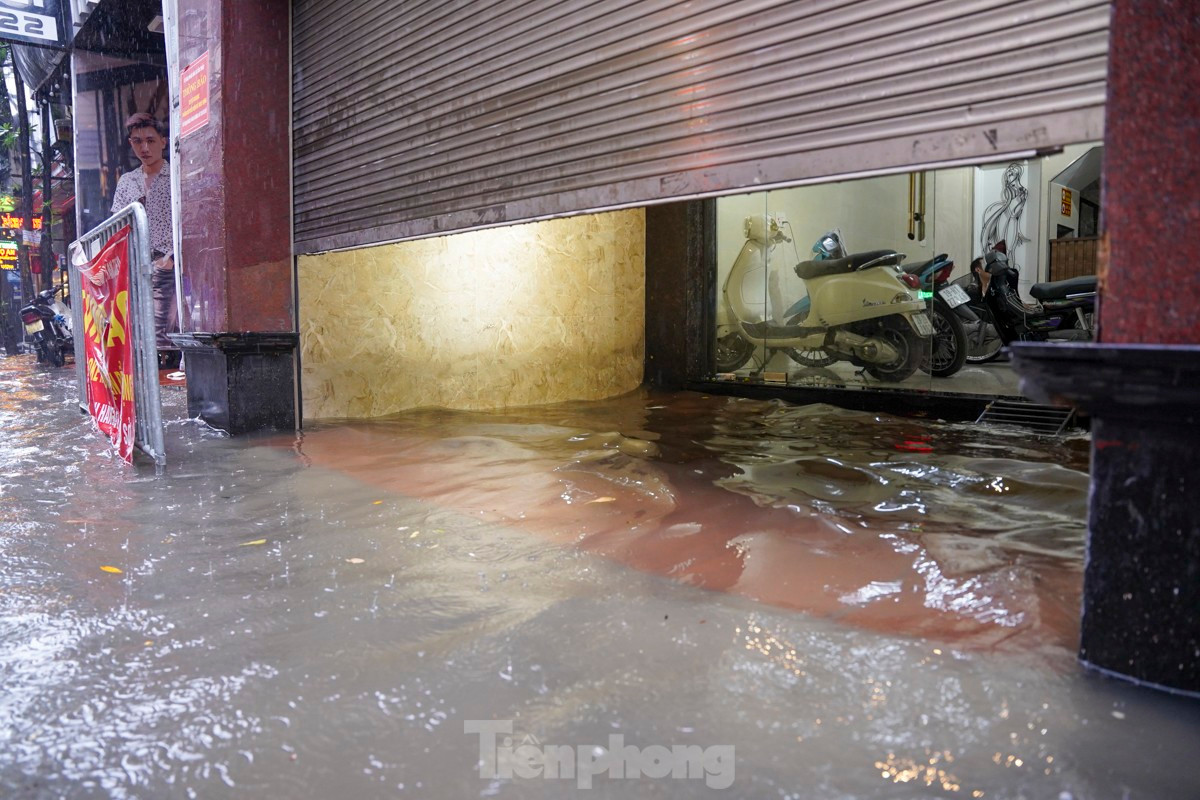 Các tuyến đường Phan Văn Trường, Trần Quốc Hoàn, Hoàng Quốc Việt (quận Cầu Giấy) có hiện tượng ngập cục bộ, nhiều đoạn nước từ đường tràn vào nhà dân.