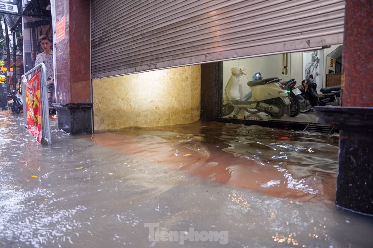 Các tuyến đường Phan Văn Trường, Trần Quốc Hoàn, Hoàng Quốc Việt (quận Cầu Giấy) có hiện tượng ngập cục bộ, nhiều đoạn nước từ đường tràn vào nhà dân.