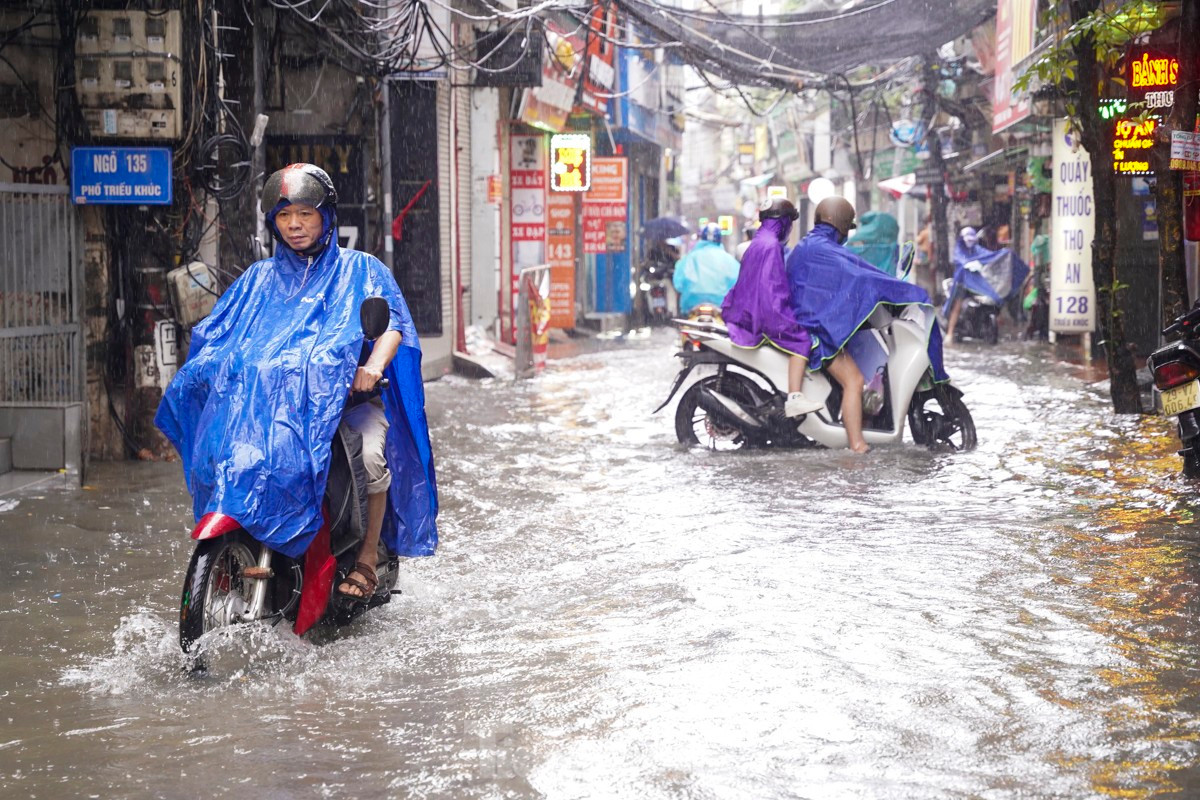 Đường Triều Khúc (quận Thanh Xuân) ngập khoảng 25cm, nước rút chậm gây ngập úng cục bộ.