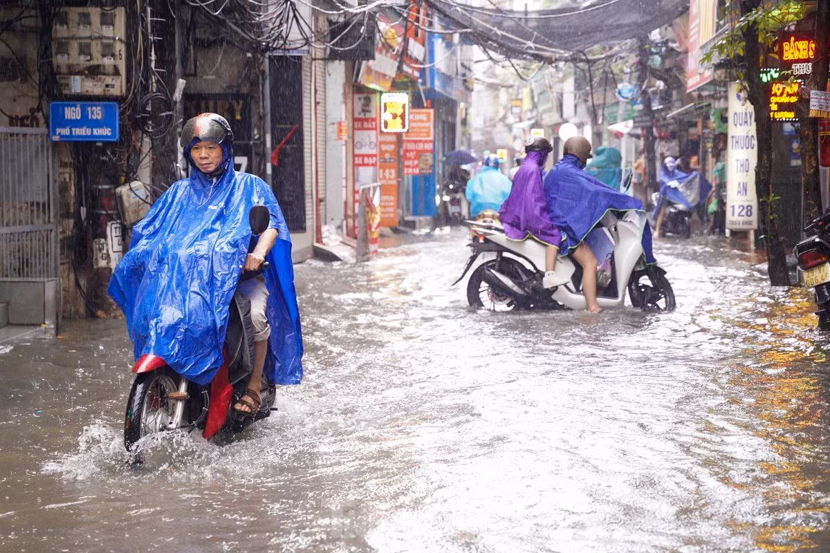 Đường Triều Khúc (quận Thanh Xuân) ngập khoảng 25cm, nước rút chậm gây ngập úng cục bộ.