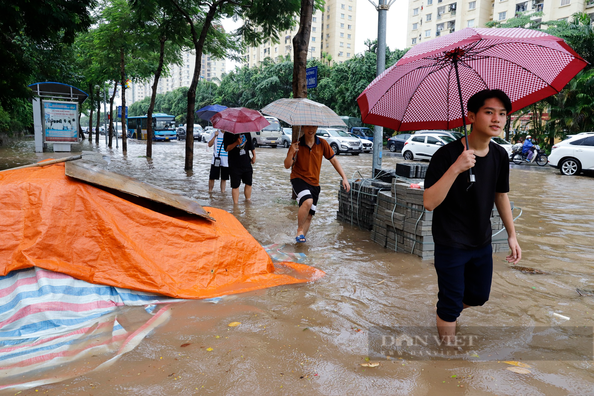 Đặc biệt, do khu vực này xuất hiện nhiều vật liệu xây dựng nằm trên vỉa hè nên tiềm ẩn tai nạn cho người đi bộ.