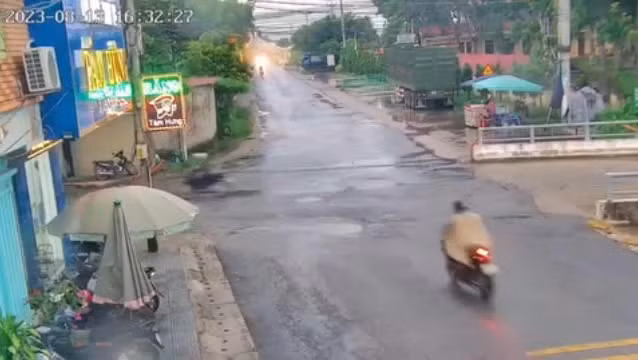 Video: Xe “ho vo” tong bien dang o to con khien 3 nguoi bi thuong