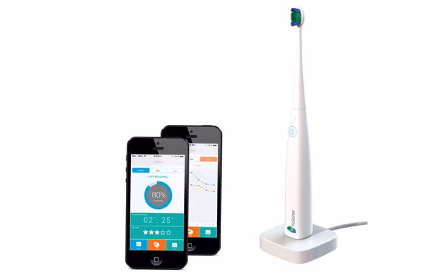 Bàn chải đánh răng của Kolibree chứa một bộ cảm biến theo dõi vùng miệng mà bạn đang đánh răng, và cho bạn biết những bộ phận nào cần chú ý nhiều hơn.
