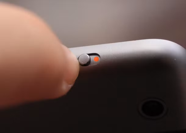 Bước 8: Tắt chế độ xoay màn hình. iOS có hai nút tùy chỉnh dọc thân máy để tắt tiếng và xoa màn hình. Chỉ cầm bấm nút đó, bạn sẽ không khó chịu khi các ứng dụng cứ xoay ngang xoay dọc theo mỗi lần bạn điều chỉnh vị trí cơ thể.