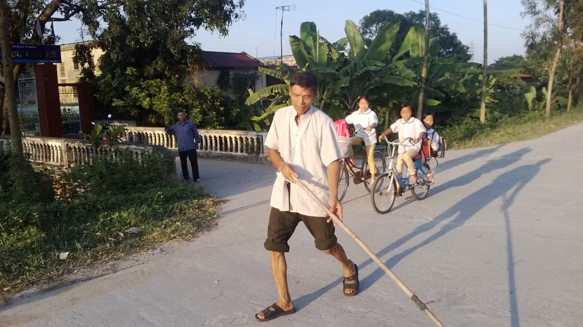 Nhân chứng Nguyễn Văn Dông đang diễn tả lại vụ việc mà ông chứng kiến.