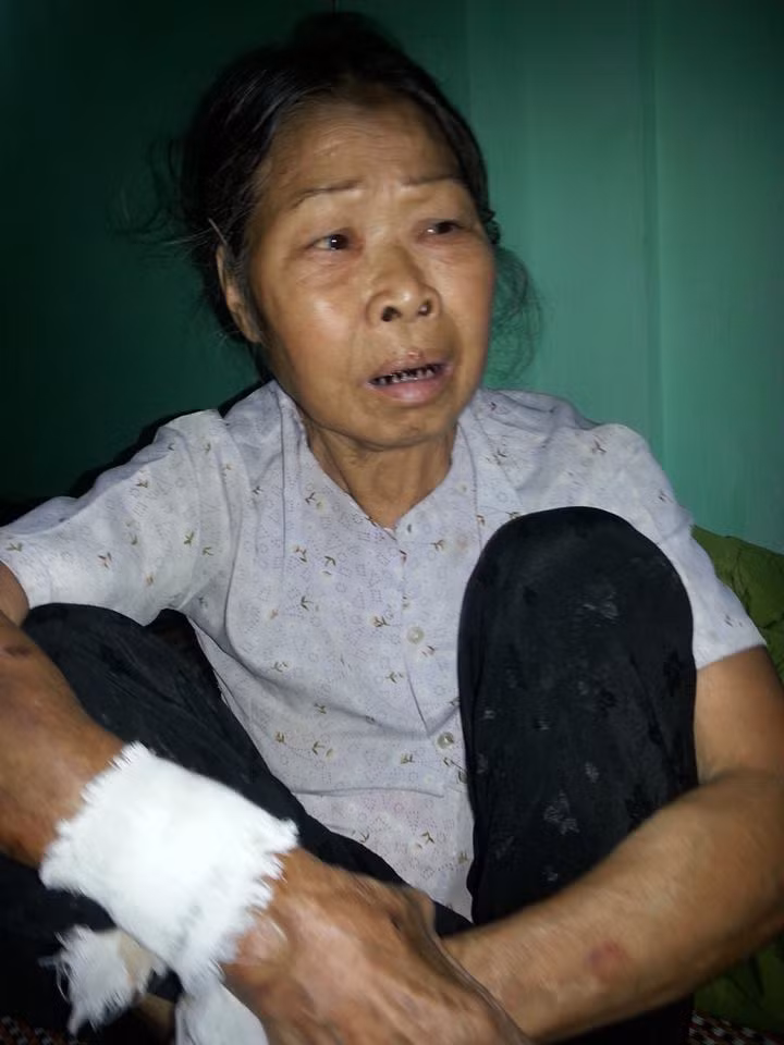 Bà Dương Thị Mùi đau đớn khi kể lại giây phút chứng kiến cảnh tượng kinh hoàng trong đêm định mệnh ấy.