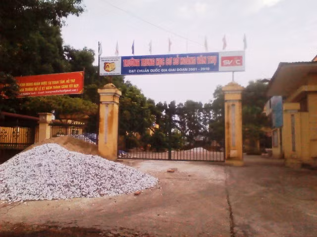 Trường THCS Hoàng Văn Thụ, nơi ông Hùng làm Hiệu trưởng.