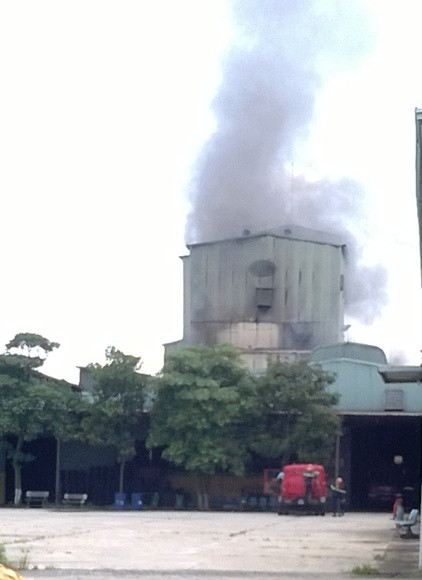 Lực lượng cứu hỏa đang chữa cháy