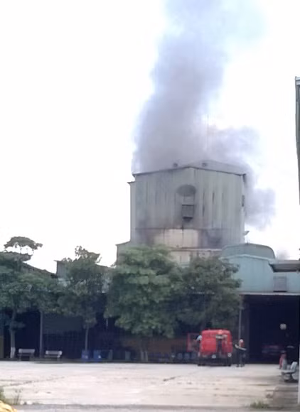 Lực lượng cứu hỏa đang chữa cháy