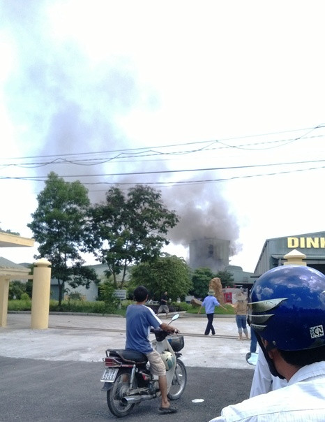 Đám cháy được xác định là do chập điện. Nhà máy thuộc Công ty cổ phần sản xuất và Thương mại Hà Lan, có trụ sở tại Dị Sử ( Mỹ Hào, Hưng Yên)