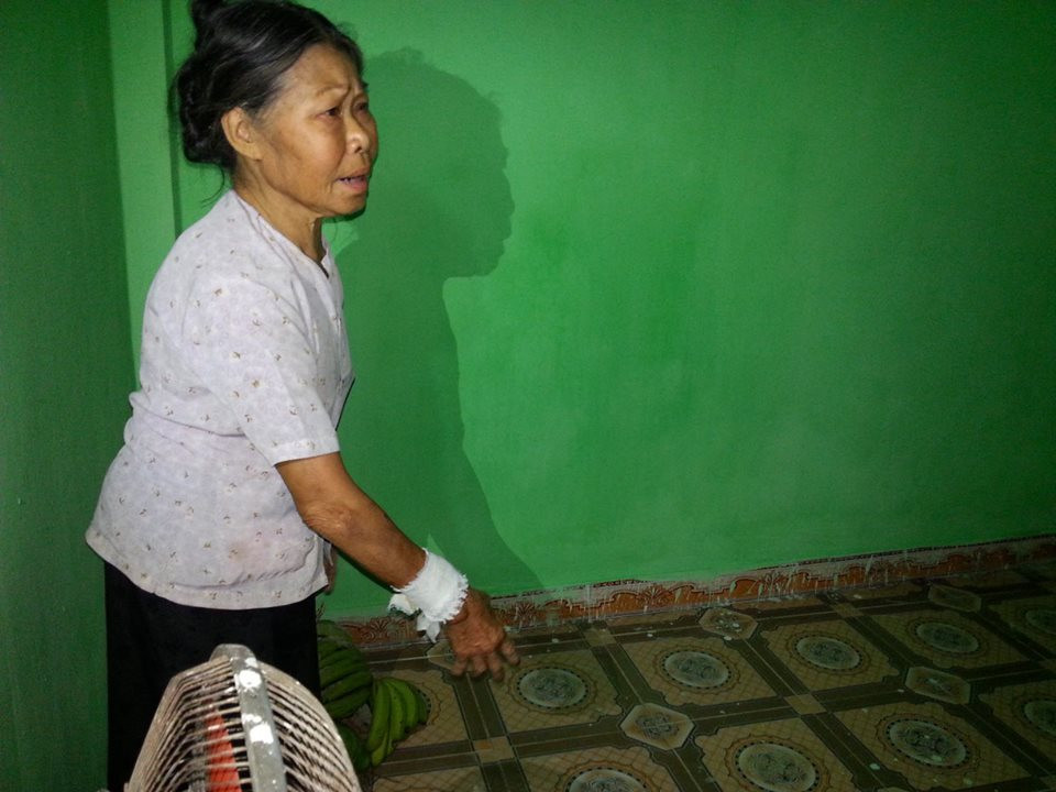 Bà Mùi diễn tả lại hành động con đâm chồng mình.