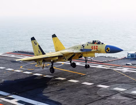 Tiêm kích hạm J-15 làm nhiệm vụ phòng không bảo vệ phi đội săn ngầm.