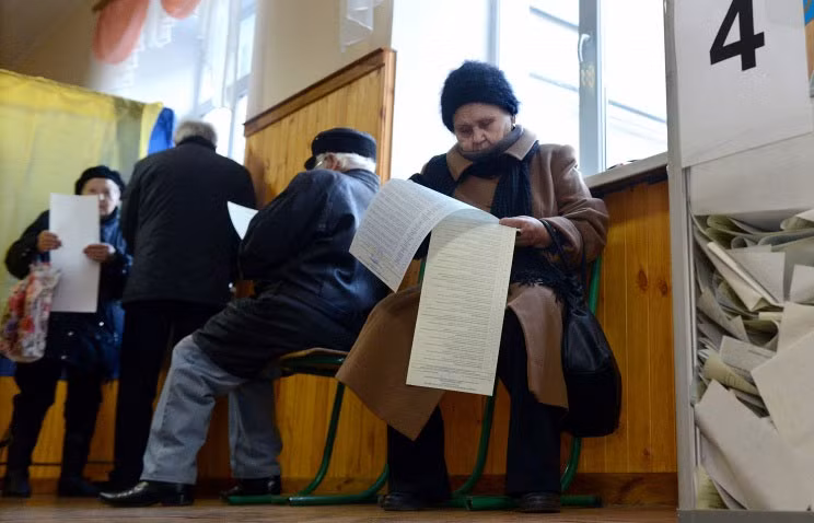 Người dân Ukraine đi bỏ phiếu ngày 26/10.