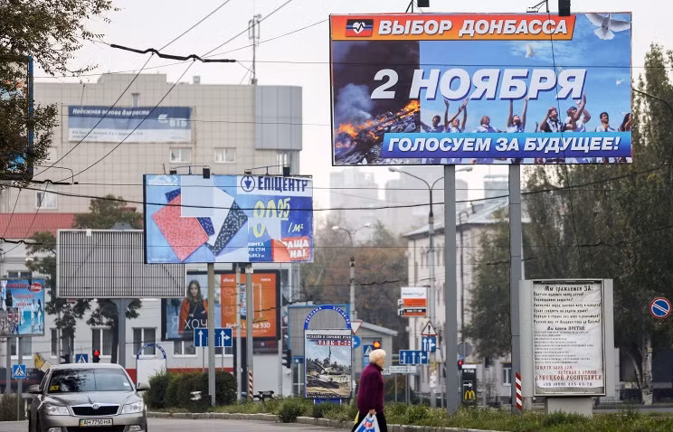 Các biểu ngữ về cuộc bầu cử 2/11 được treo ở các con đường.